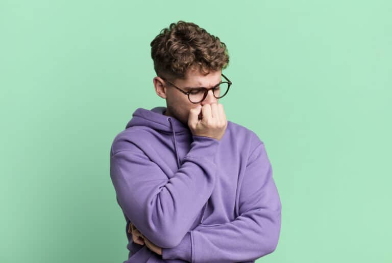 Huolestunut nuori mies.