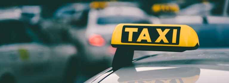 Miten valita kyyti ja kuka päättää reitin? – Järjestöt julkaisivat tietopaketin sujuvampaan taksimatkustamiseen