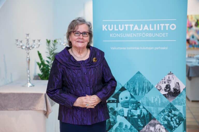 Leena Simonen -tunnustuspalkinto Keski-Uudenmaan Kuluttajien Kaisu Mäkiselle aktiivisesta vapaaehtoistyöstä