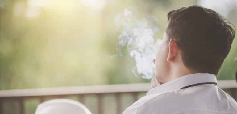 Saako parvekkeella tupakoida? Juristi avaa keskeiset pelisäännöt