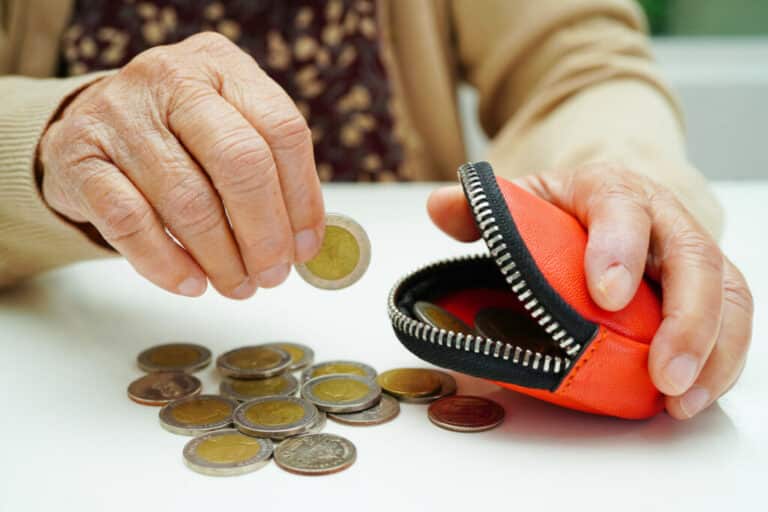 87 % yli 65-vuotiaista säästänyt arjen menoista – katso myös kaikki tulokset 