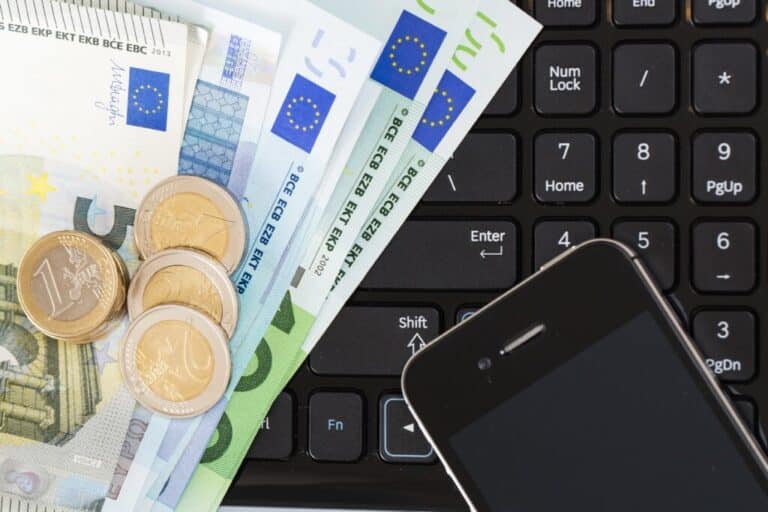 Euron kolikoita ja seteleitä näppäimistön päällä.