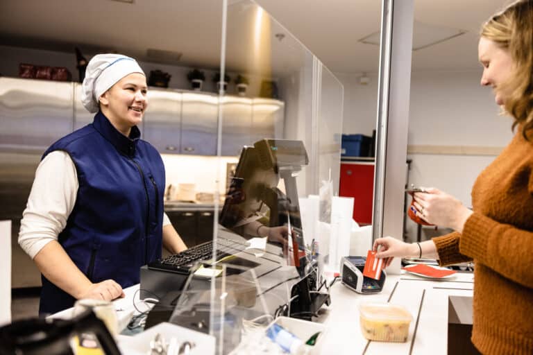 Hävikkiviikon vieraskynä: Joukkoruokailu muokkaa ruokatottumuksia